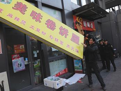 网上多家外卖共用一证 后厨油渣烟头散落 网上多家外卖共用一证 后厨油渣烟头散落